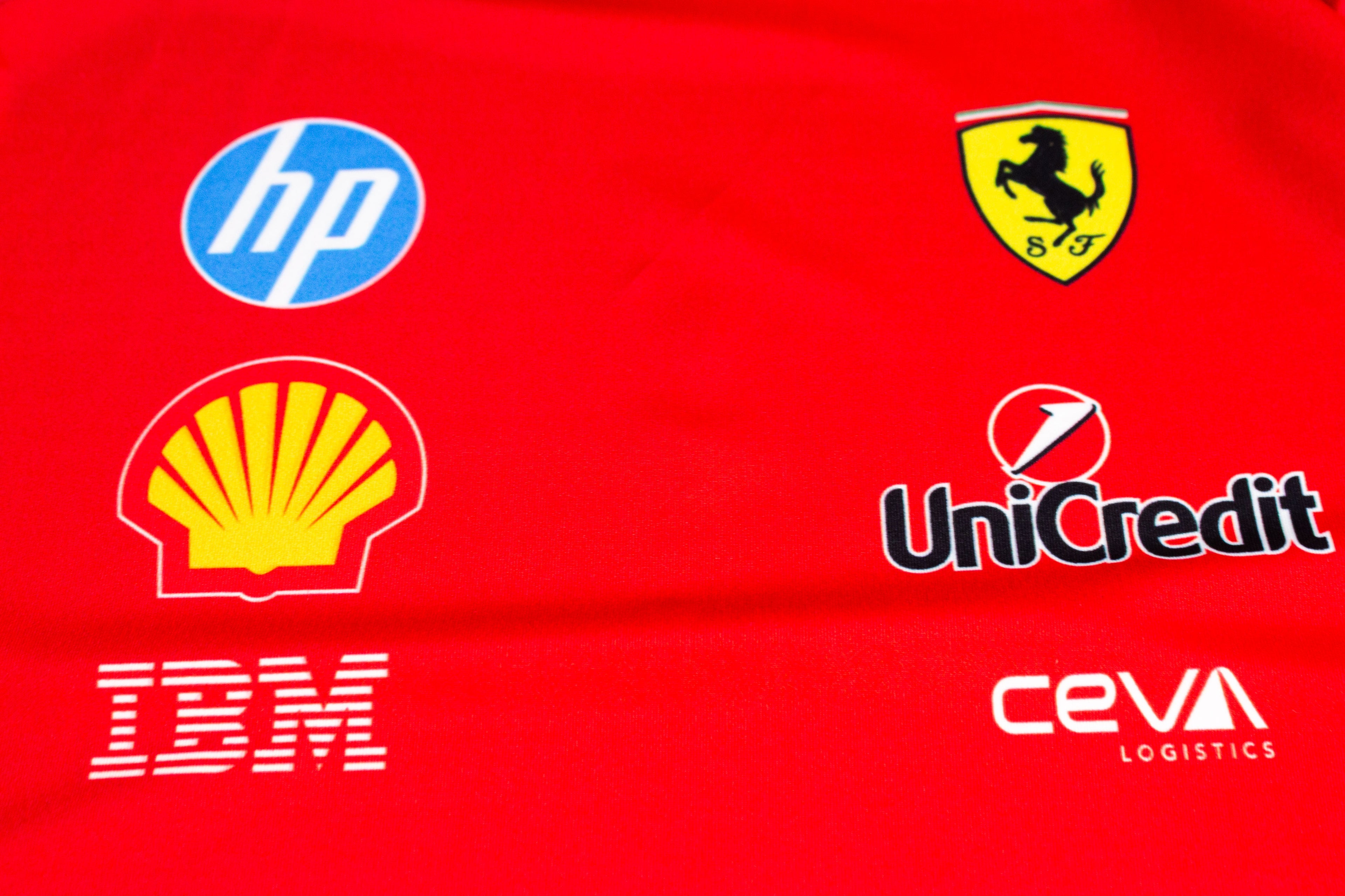 REMERA DE AGUA PARA NIÑOS - FERRARI FORMULA 1 - PROTECCION UV30+