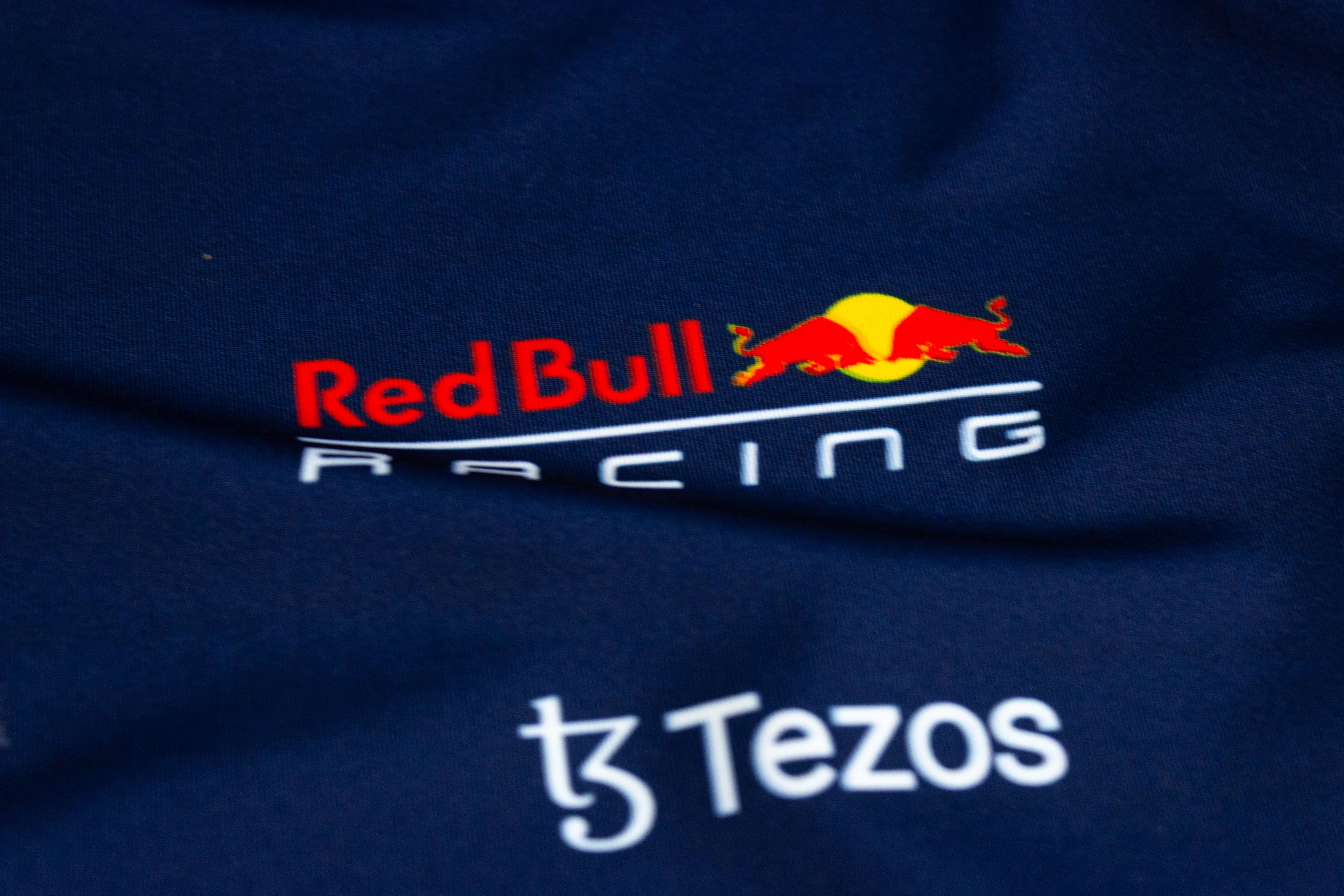 REMERA DE AGUA PARA NIÑOS - RED BULL - PROTECCION UV30+