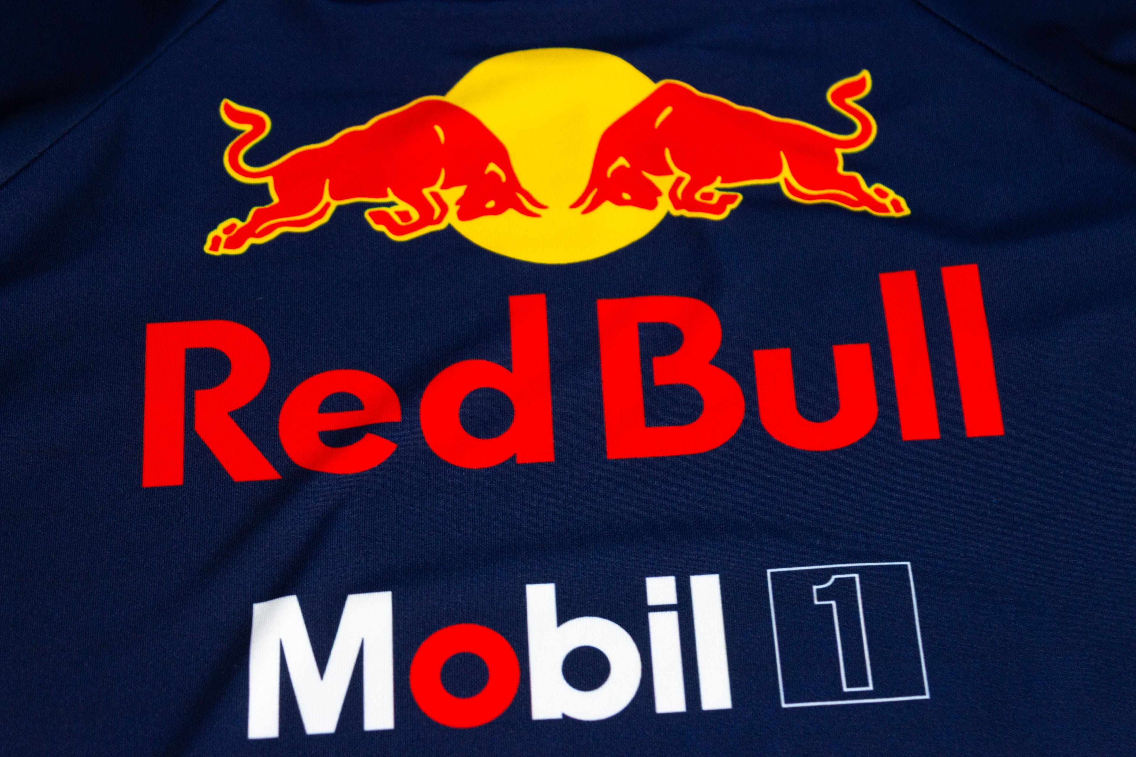 REMERA DE AGUA PARA NIÑOS - RED BULL - PROTECCION UV30+